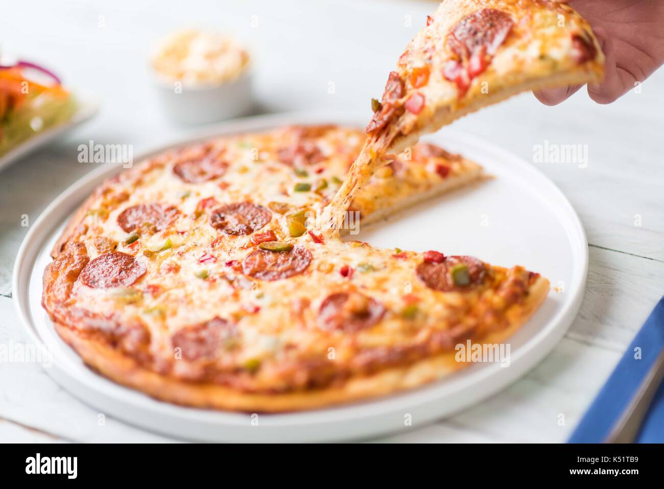 Pizza slize sollevato Foto Stock