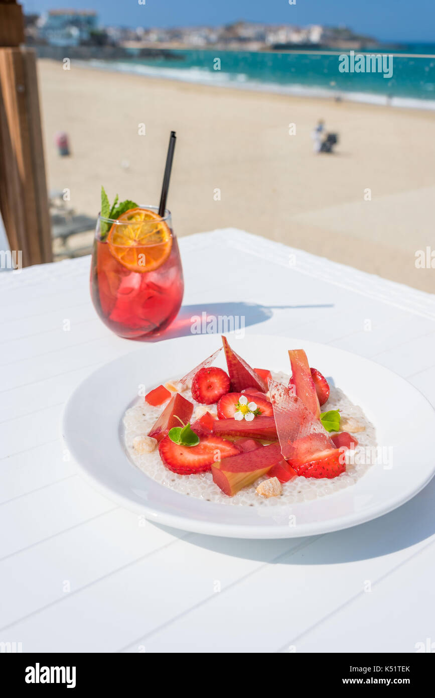 Nuova stagione il rabarbaro e le fragole di Tapioca, bergamotto & Campari Jelly Foto Stock
