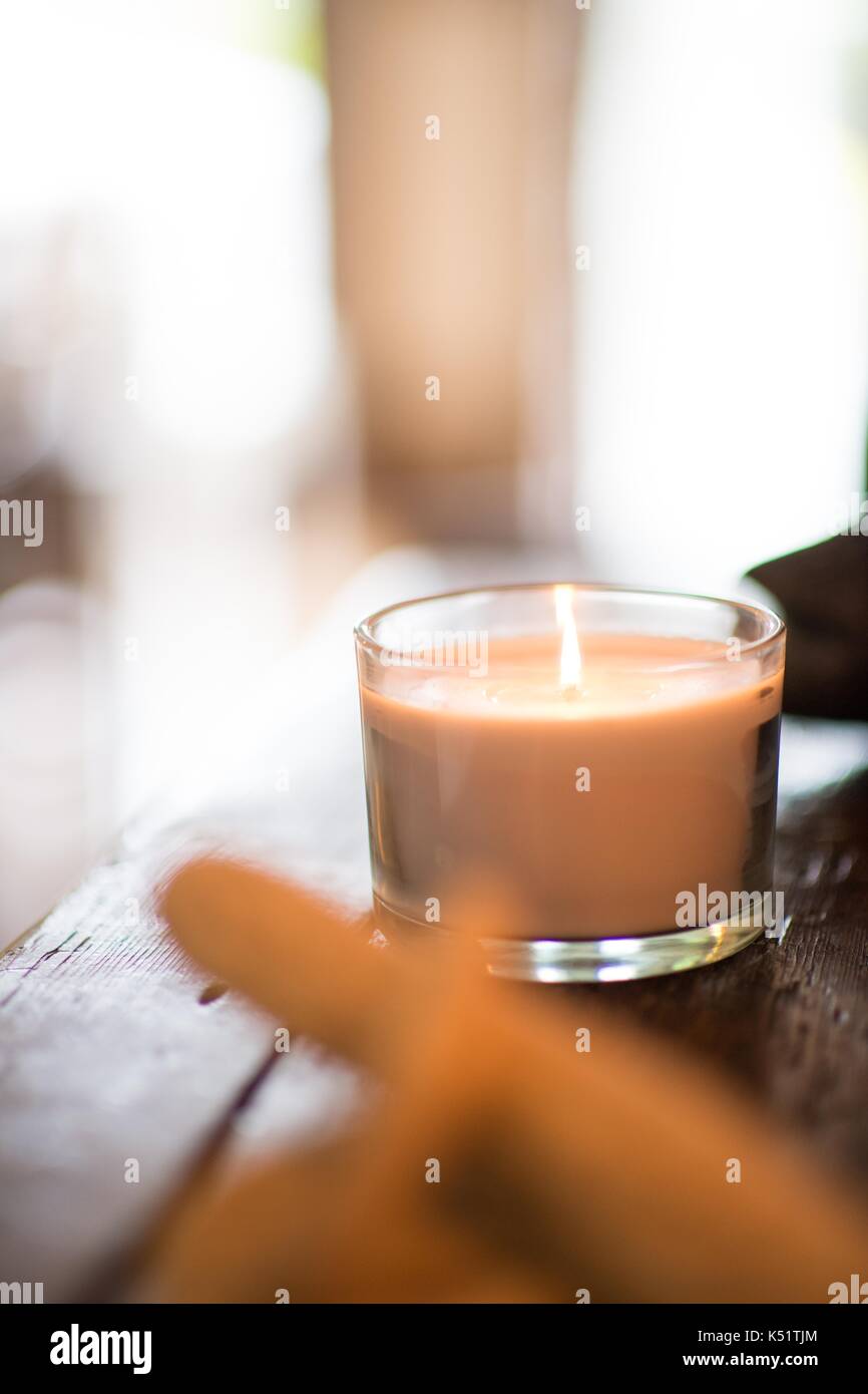 Una candela profumata su un tavolo Foto Stock