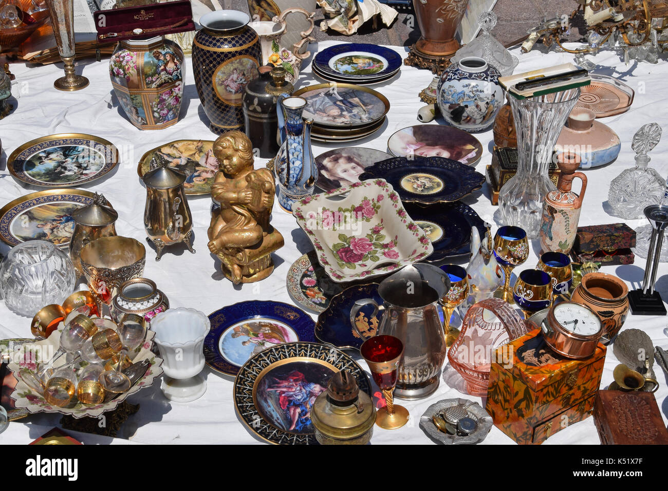 Athens, Grecia - 31 maggio 2015: vetro vintage oggetti decorativi antichi piatti di porcellana e vasi per la vendita al mercato delle pulci. Foto Stock