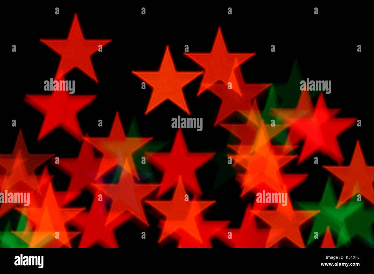 Abstract stelle colorato disegno luci di Natale blur su sfondo nero. Foto Stock