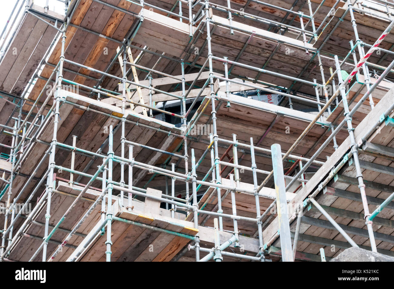 Sistema completo di ponteggi e schede di impalcatura che danno accesso ai piani superiori dell'edificio per lavori di manutenzione. Foto Stock