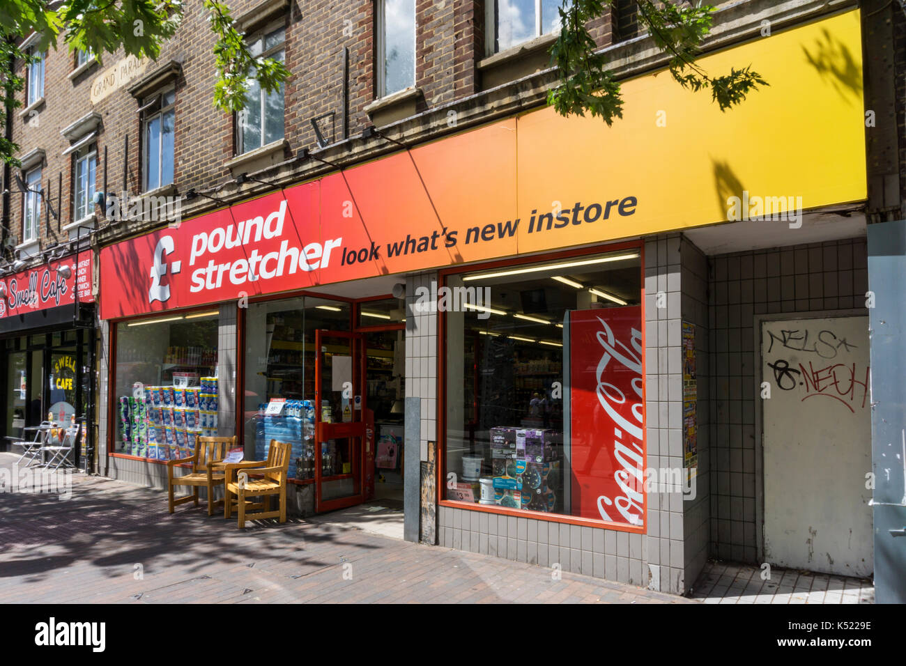 Un ramo della sterlina in barella Orpington High Street Foto Stock