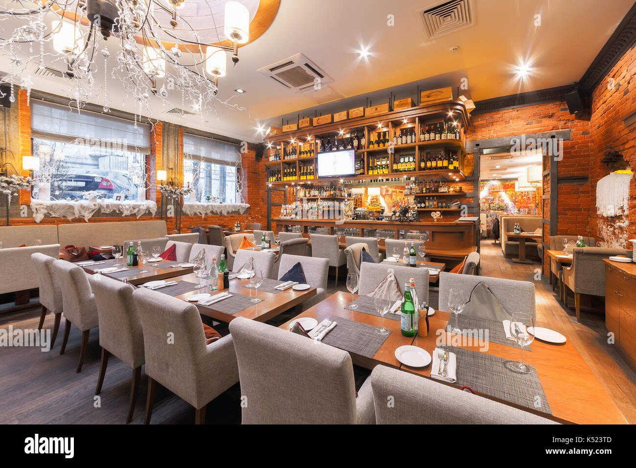 La barra di legno in un lussuoso ristorante italiano - il forno. l'interno  della sala principale Foto stock - Alamy