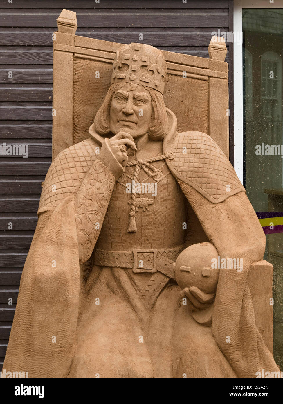 La scultura di sabbia del re Richard III chiamato buono vs il male da Nicola legno sul display del re Richard III Visitor Center di Leicester, England, Regno Unito Foto Stock
