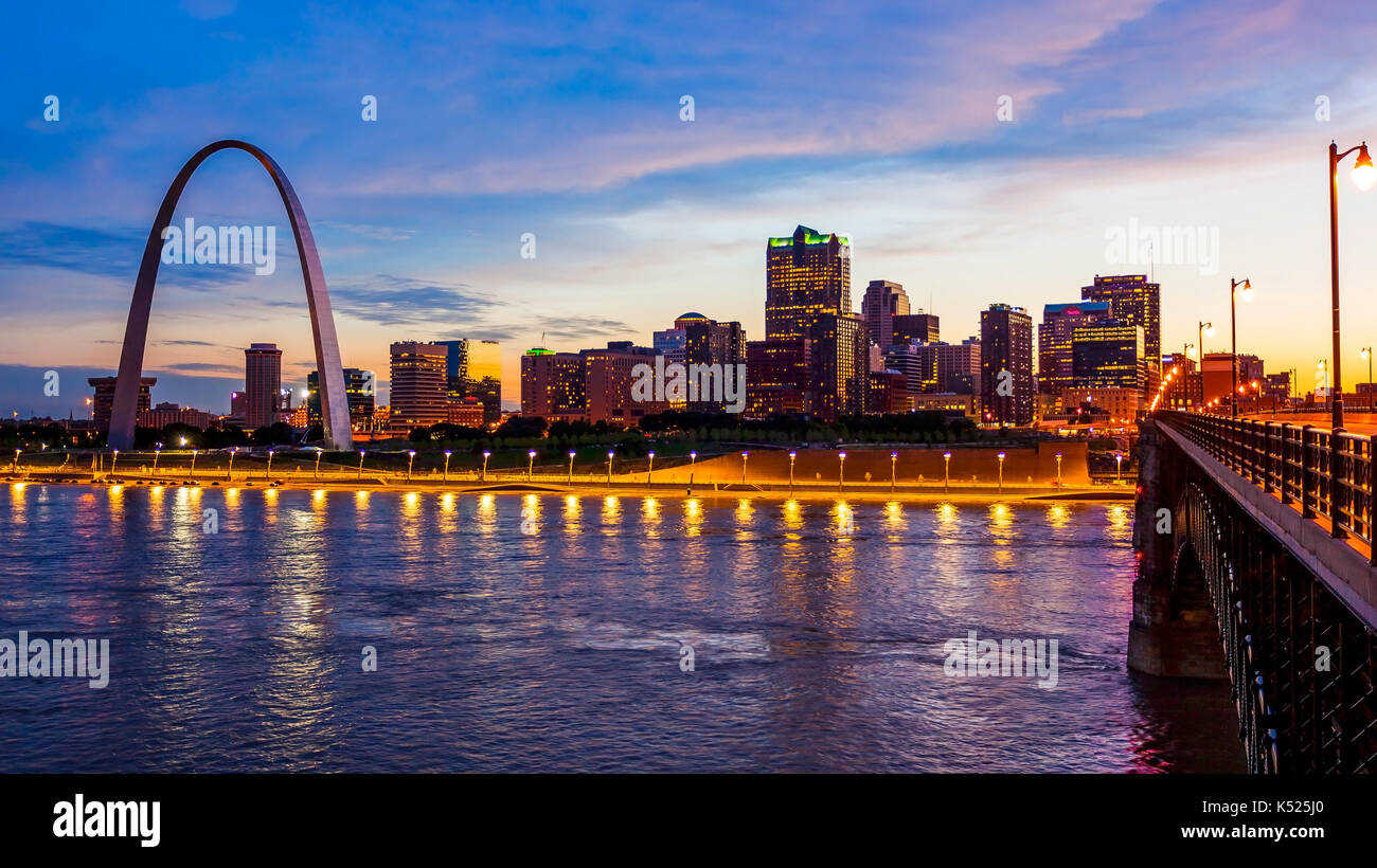 St Louis, Missouri cityscape skyline e gateway arch quando scende la notte sopra il centro cittadino (logo rimosso per uso commerciale) Foto Stock