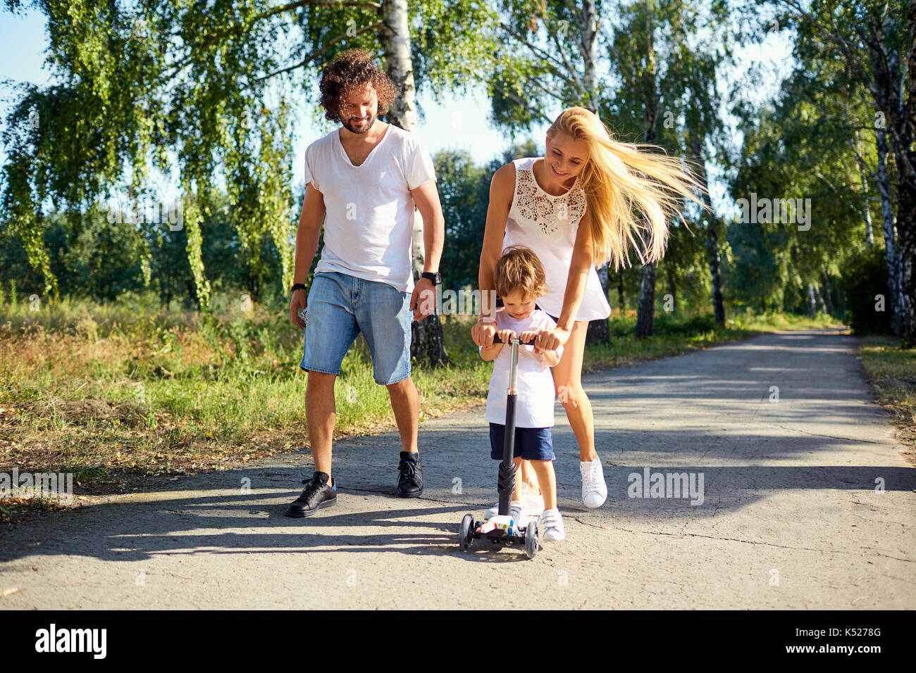 La famiglia felice nel parco. Foto Stock