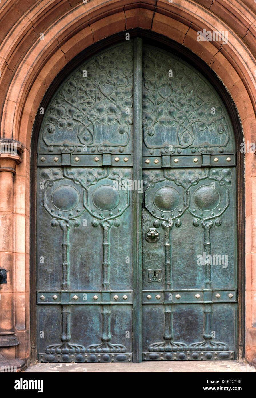 Arte decorativa nouveau porta della chiesa unitaria,ullet Road, Liverpool, da Thomas worthington 1896-9 dotato di vetro macchiato da Robert Morris. Foto Stock