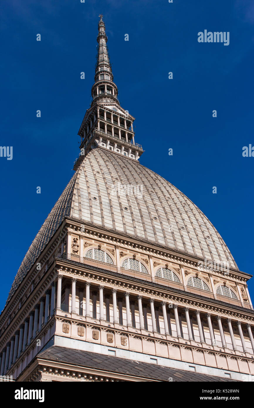 Vista l'enorme cupola della Mole Antonelliana, Torino, Italia Foto Stock