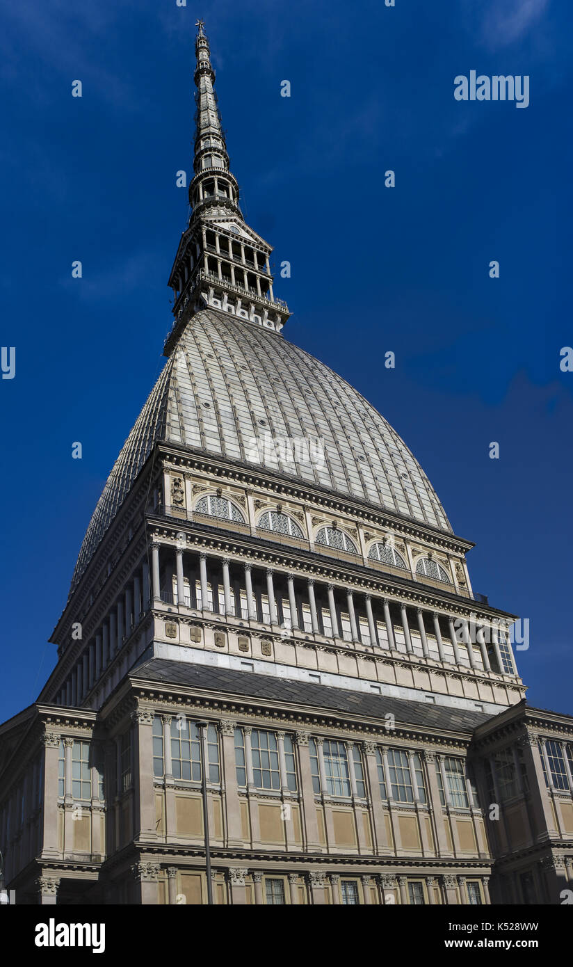 Vista l'enorme cupola della Mole Antonelliana, Torino, Italia Foto Stock