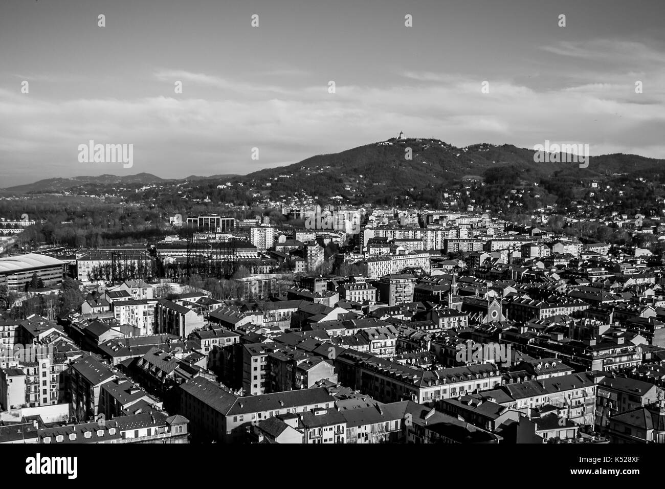 Bianco e nero panorama di Torino, con la Collina di Superga e cattedrale in background, Torino, Italia Foto Stock