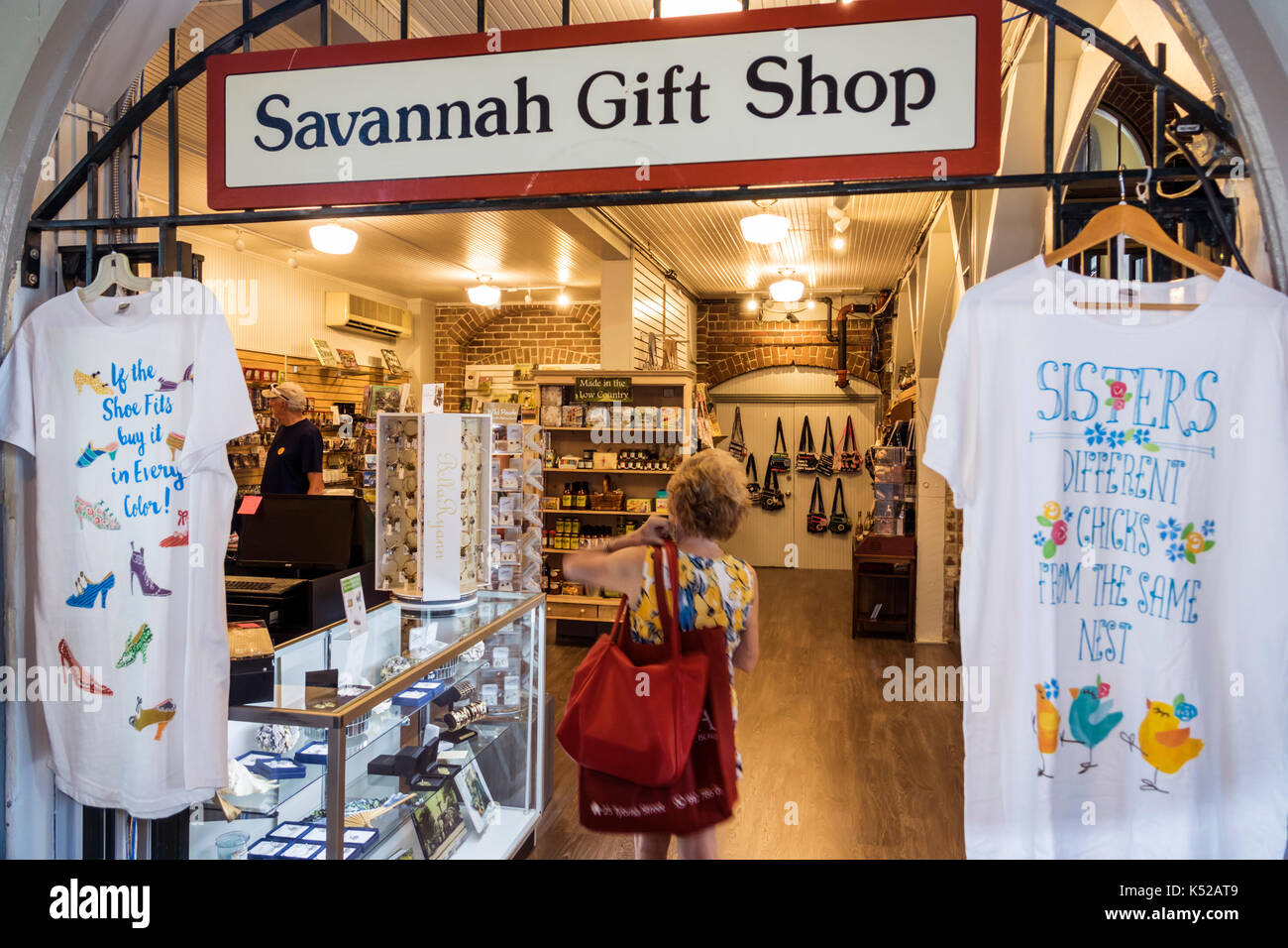 Savannah Georgia,Visitors Information Center,Inside,negozio di articoli da regalo,shopping,tee,t-shirt,USA US United States America North American,GA170512063 Foto Stock