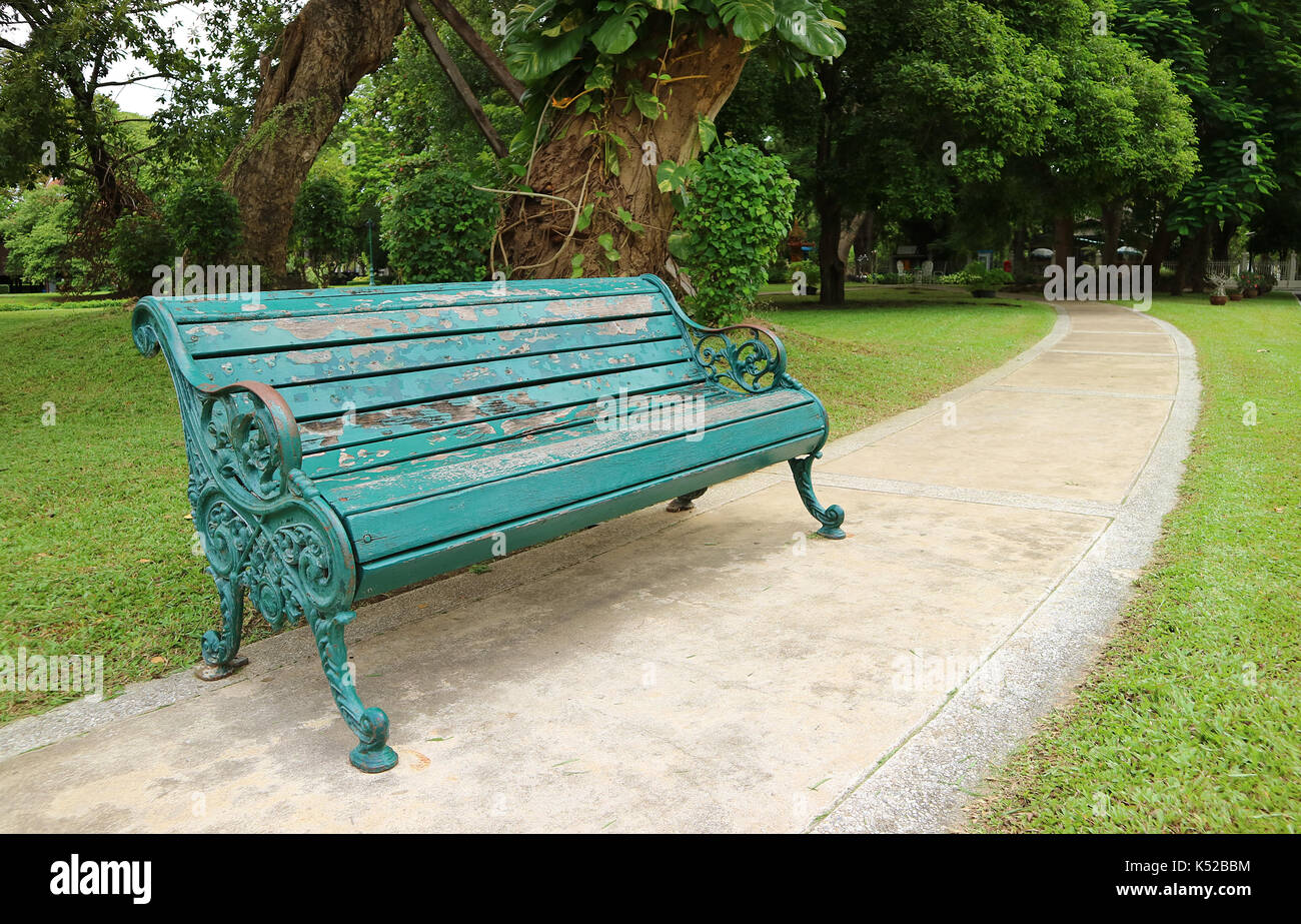 Il turchese blu con il ferro battuto panchina nel giardino pubblico, Thailandia Foto Stock
