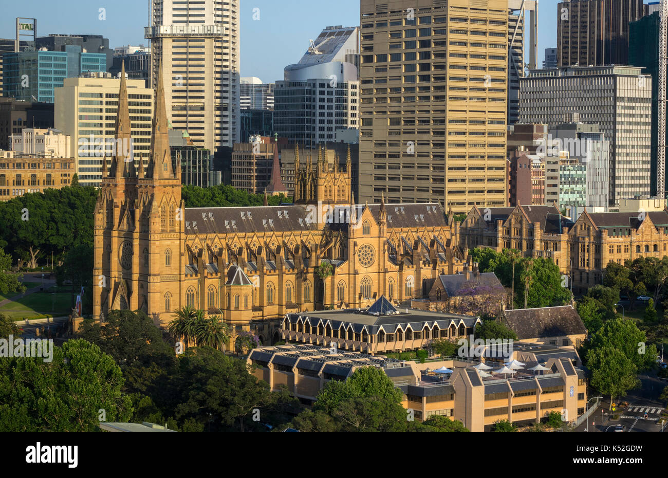 Alba a St Marys Cattedrale cattolica romana Sydney Australia con il Quartiere Finanziario Centrale di Sydney Skyline Foto Stock