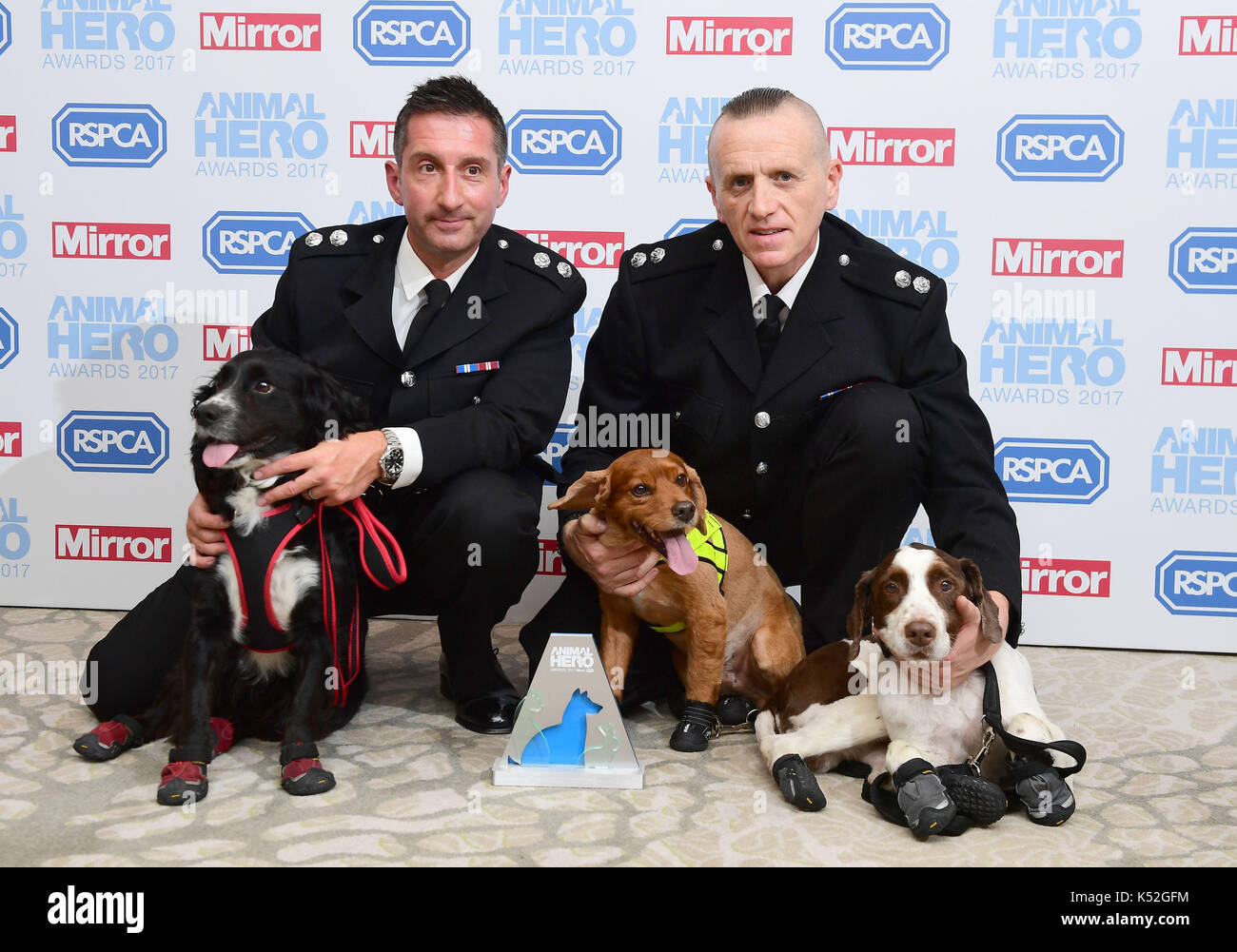 Londra vigili del fuoco Guarda i manager e gli investigatori antincendio Paolo osborne e mick boyle con sherlock, Murphy e roscoe, che ha conquistato il pubblico servizi animali dell'aggiudicazione, l'animale hero premi al Grosvenor House hotel di Londra. Foto Stock