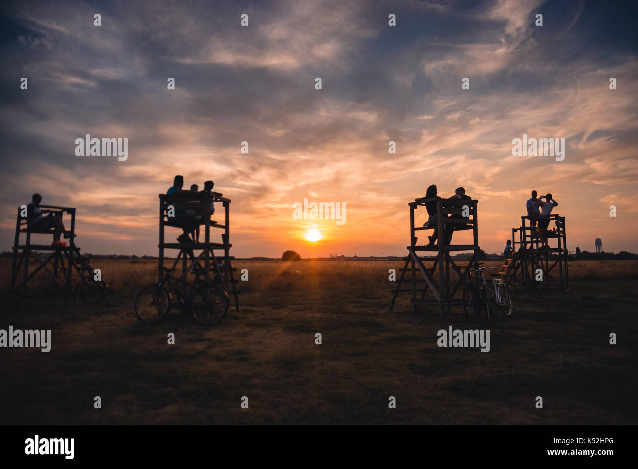 I berlinesi godendo di un drammatico la scorsa estate tramonto a Templehof Campo a Berlino, Germania. Foto Stock