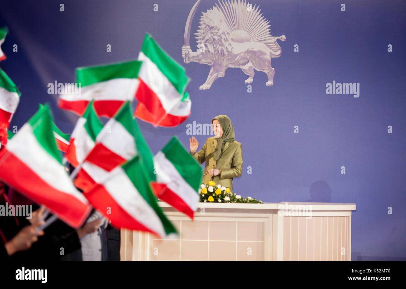 Tirana, Albania. 06 Sep, 2017. maryam rajavi si congratula con (non visibile) zahra merrikhi per la sua elezione come nuovo segretario generale del principio di opposizione iraniano, il popolo del mojahedin organizzazione dell'Iran (OMPI/MEK) in uno dei centri di mek. merrikhi, un veterano membro dell'OMPI si è impegnata a destinare tutte le risorse della OMPI per stabilire la libertà e la democrazia in Iran. Credito: siavosh hosseini/Pacific press/alamy live news Foto Stock