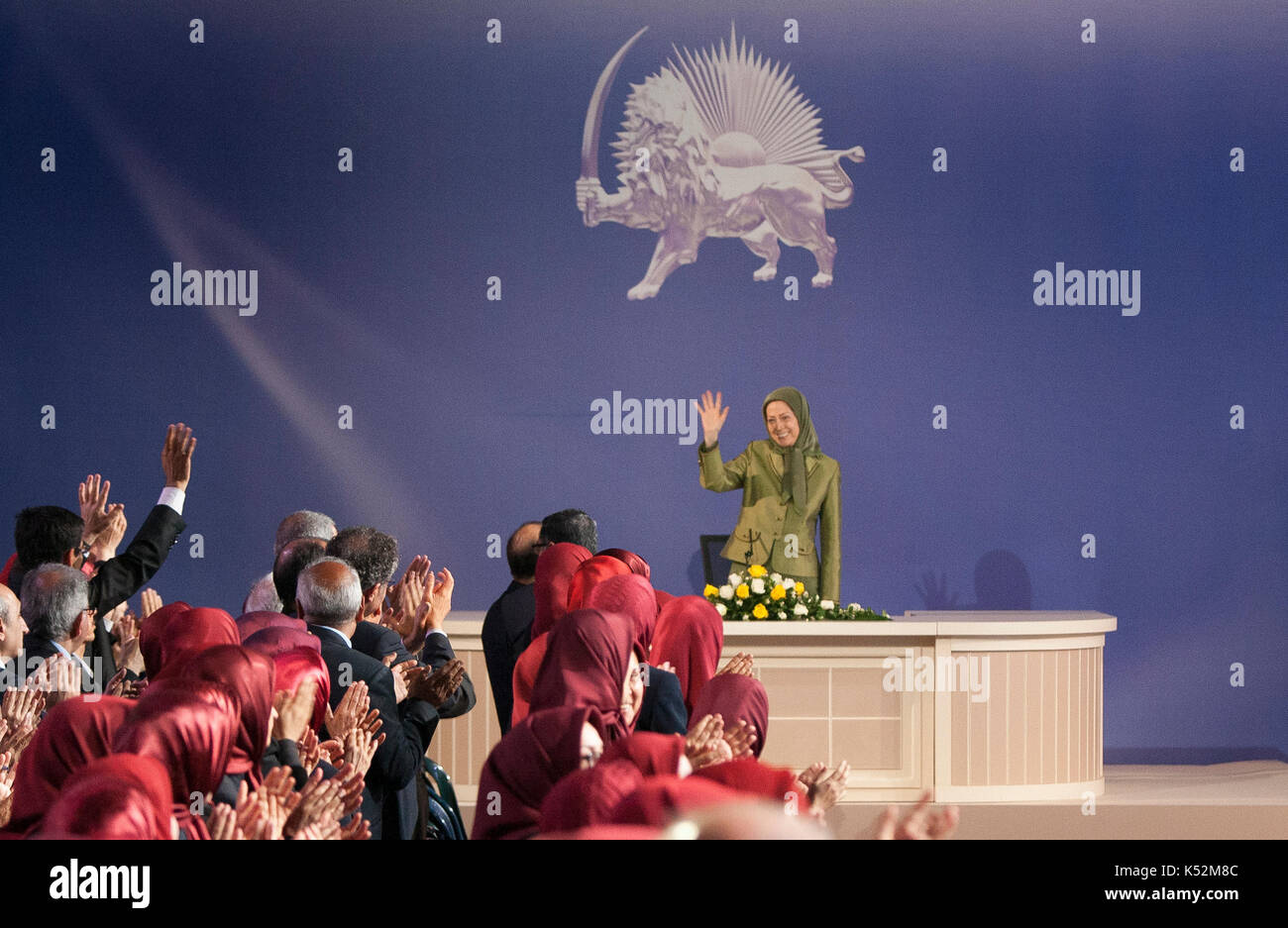 Tirana, Albania. 06 Sep, 2017. maryam rajavi si congratula con zahra merrikhi per la sua elezione come nuovo segretario generale del principio di opposizione iraniano, il popolo del mojahedin organizzazione dell'Iran (OMPI/MEK) in uno dei centri di mek. merrikhi, un veterano membro dell'OMPI si è impegnata a destinare tutte le risorse della OMPI per stabilire la libertà e la democrazia in Iran. Credito: siavosh hosseini/Pacific press/alamy live news Foto Stock