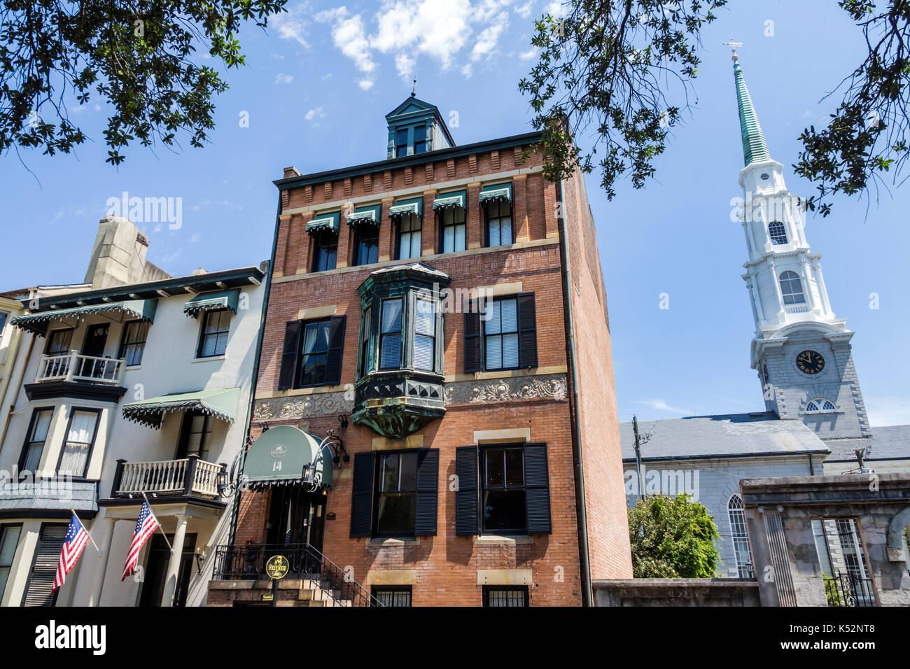 Savannah Georgia,quartiere storico,Chippewa Square,Foley House Inn,bed & breakfast,casa infestata,esterno,Chiesa indipendente presbiteriana,campanile,Stati Uniti d'America Foto Stock