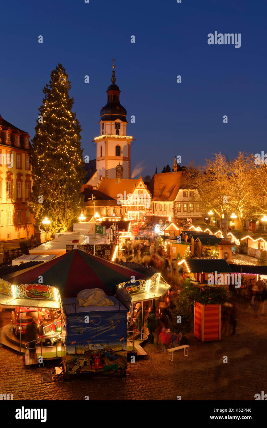 Fiera di Natale sul mercato di Erbach nel Odenwald, con la chiesa parrocchiale e storica municipio, Hesse, Germania Foto Stock
