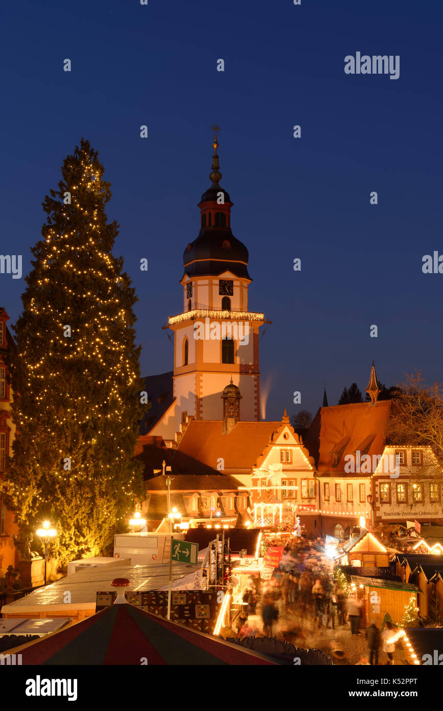 Fiera di Natale sul mercato di Erbach nel Odenwald, con la chiesa parrocchiale e storica municipio, Hesse, Germania Foto Stock