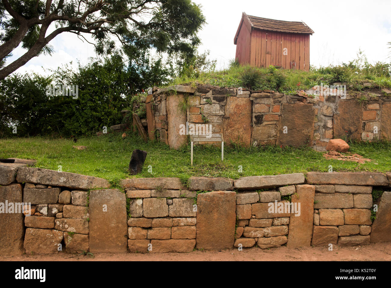 Antica tomba a Ambohidrabiby collina sacra, capitale formale del re Ralamb, Madagascar Foto Stock