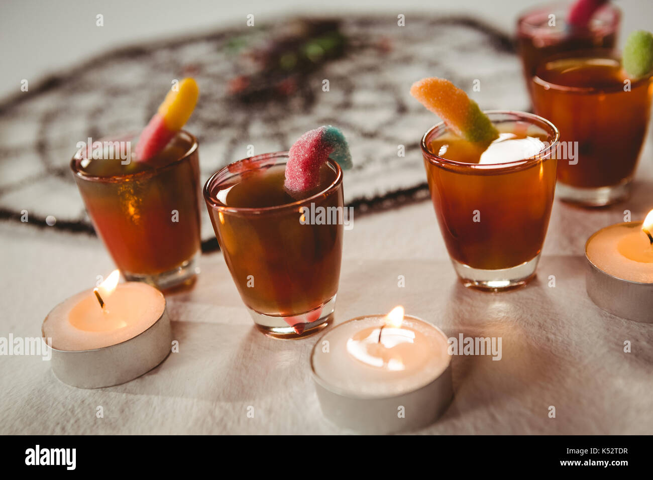 Angolo di alta vista delle bevande con candele e decorazione Foto Stock