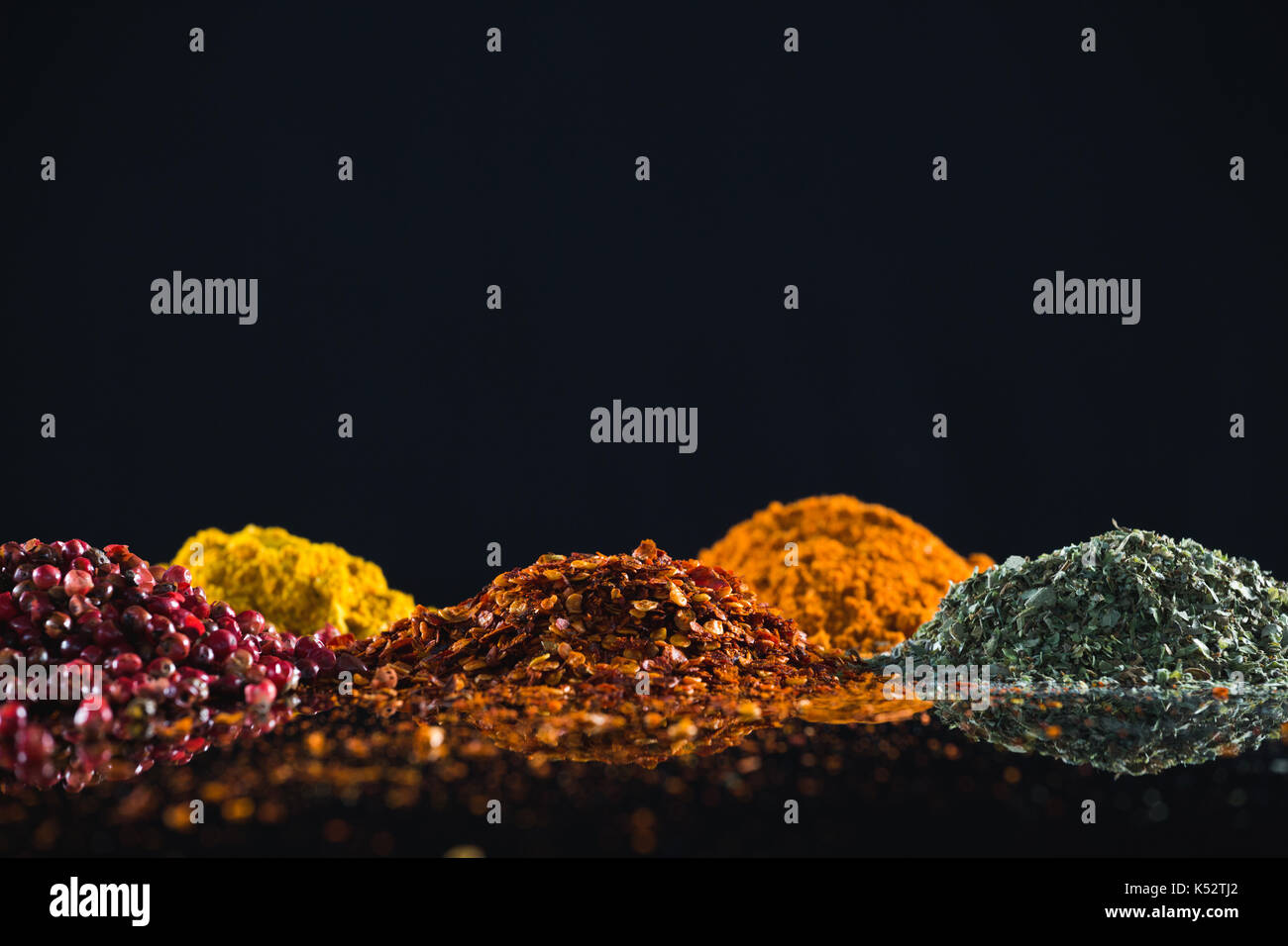 Close-up di spezie in polvere su sfondo nero Foto Stock