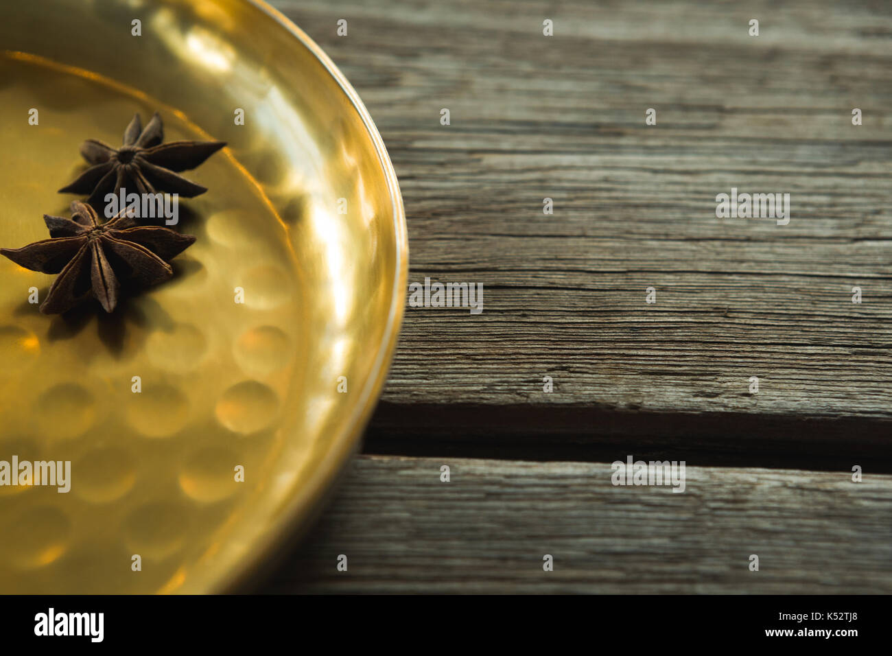 Close-up di anice stellato in lamina dorata Foto Stock