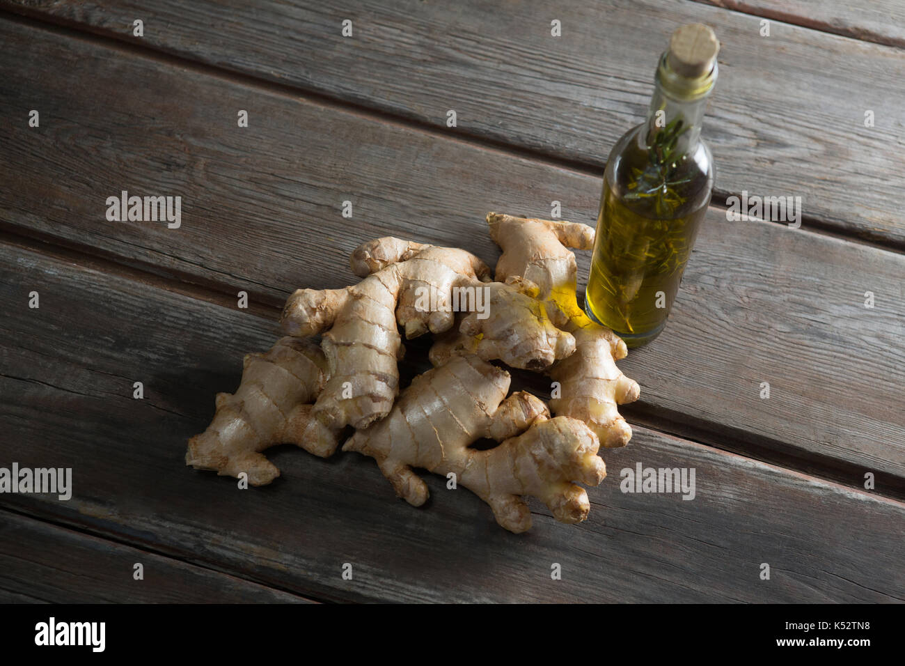 Angolo di alta vista di olio e gingers sul tavolo di legno Foto Stock