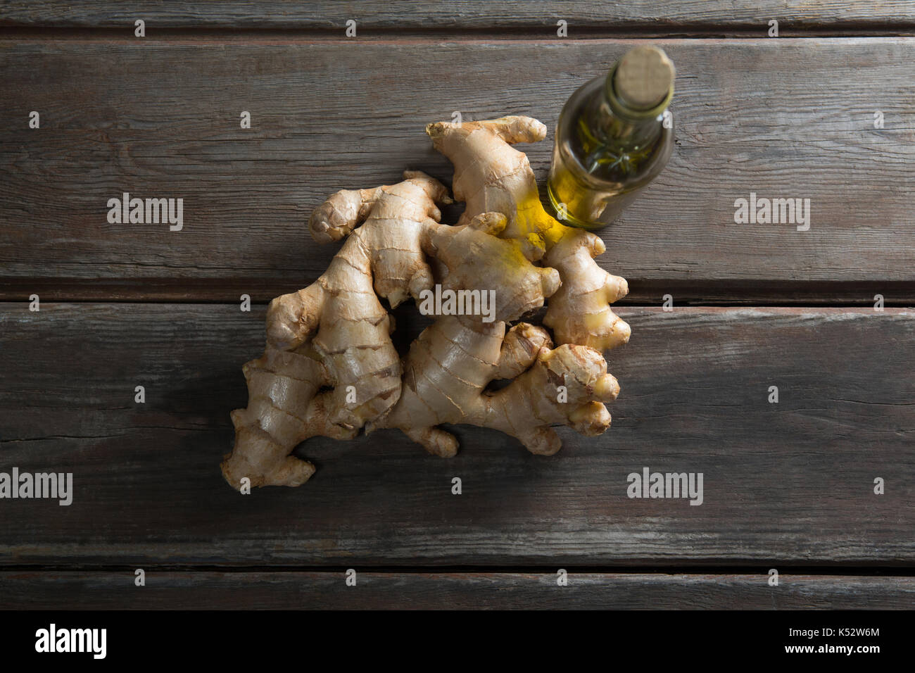 Vista aerea del gingers dalla bottiglia di olio su tavola in legno Foto Stock