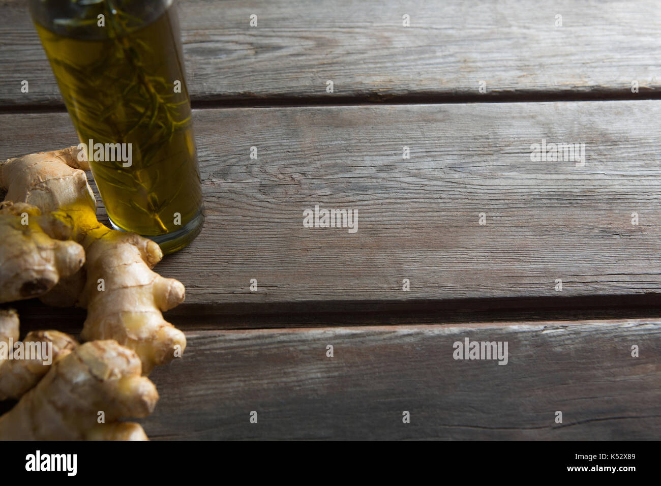 Angolo di Alta Vista della bottiglia di olio da gingers sul tavolo di legno Foto Stock