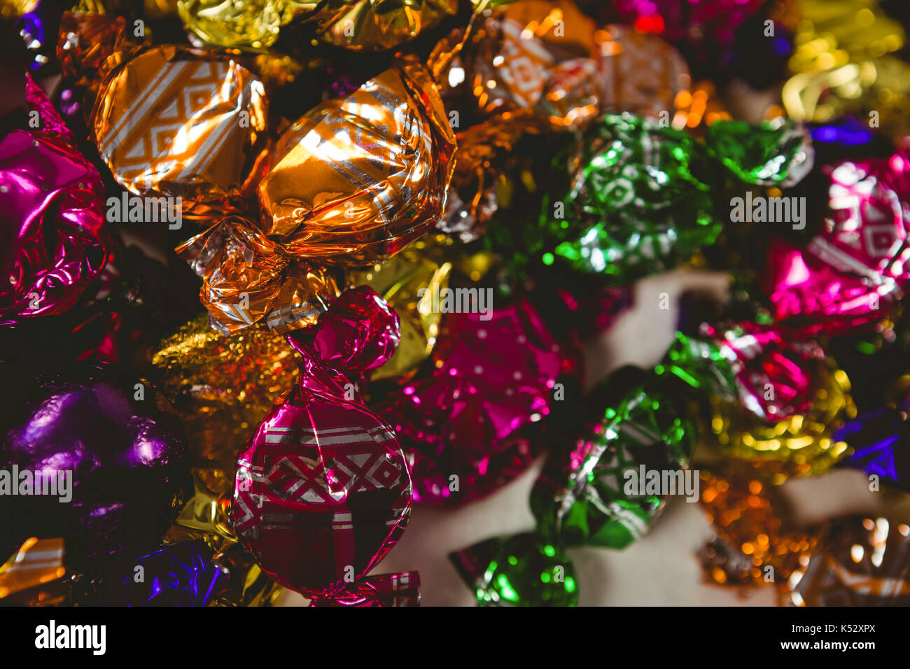 Close up di colorati di cioccolatini incartati su sfondo bianco Foto Stock