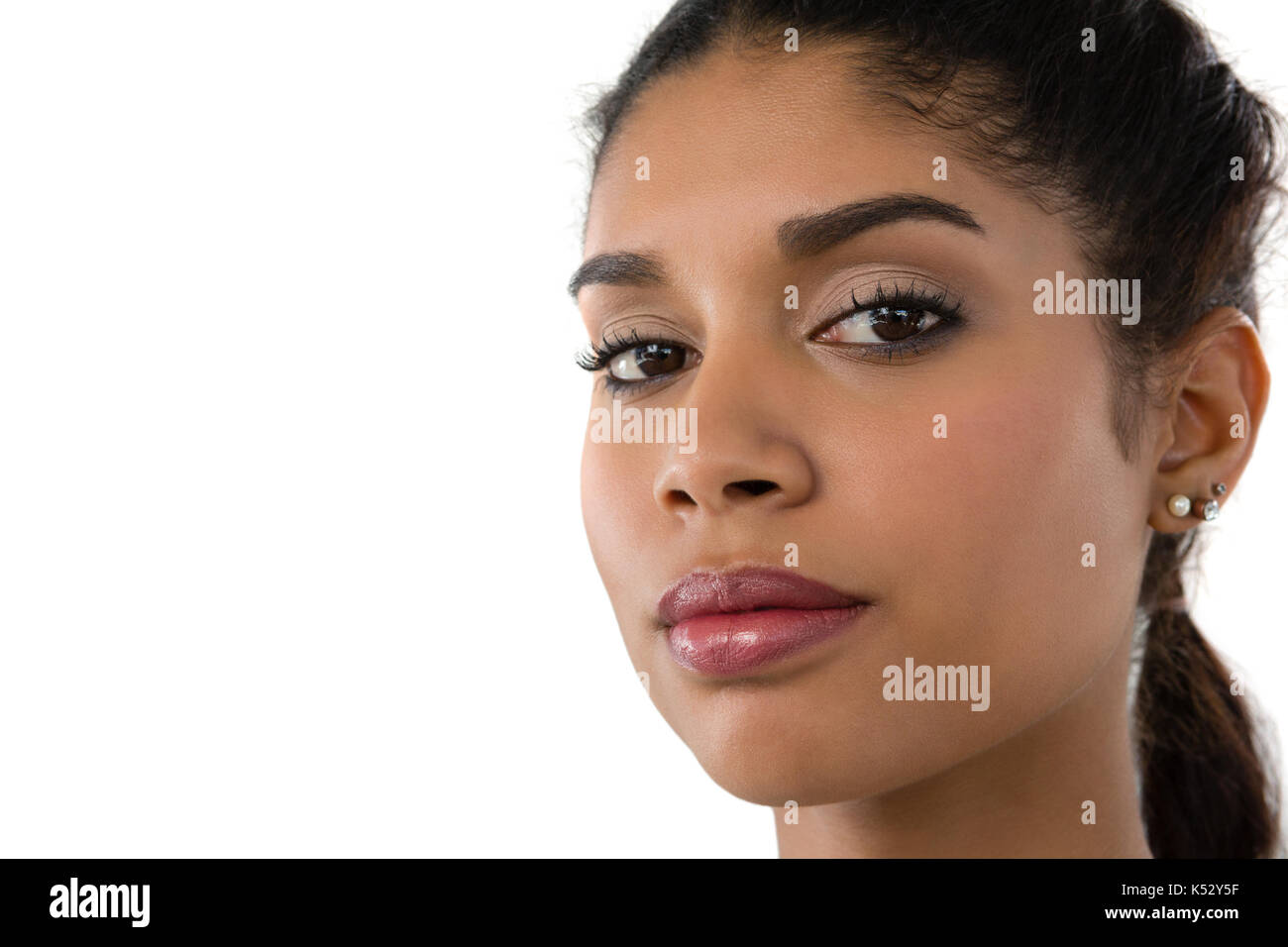 Close up ritratto di fiducioso giovane donna contro uno sfondo bianco Foto Stock