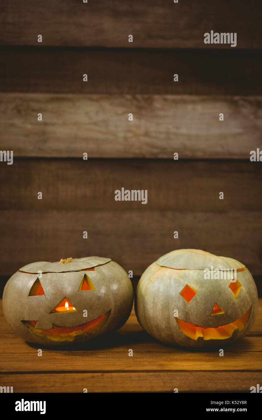 Elevato angolo di vista illuminato jack o lanterne sul tavolo durante il periodo di Halloween Foto Stock