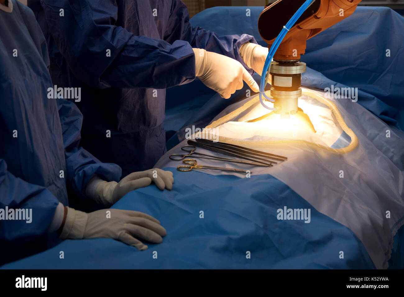 Smart healthcare , tecnologia di intelligenza artificiale concetto. Messa a fuoco selettiva su automazione robot macchina a mano in sala operatoria e chirurgia medici Foto Stock