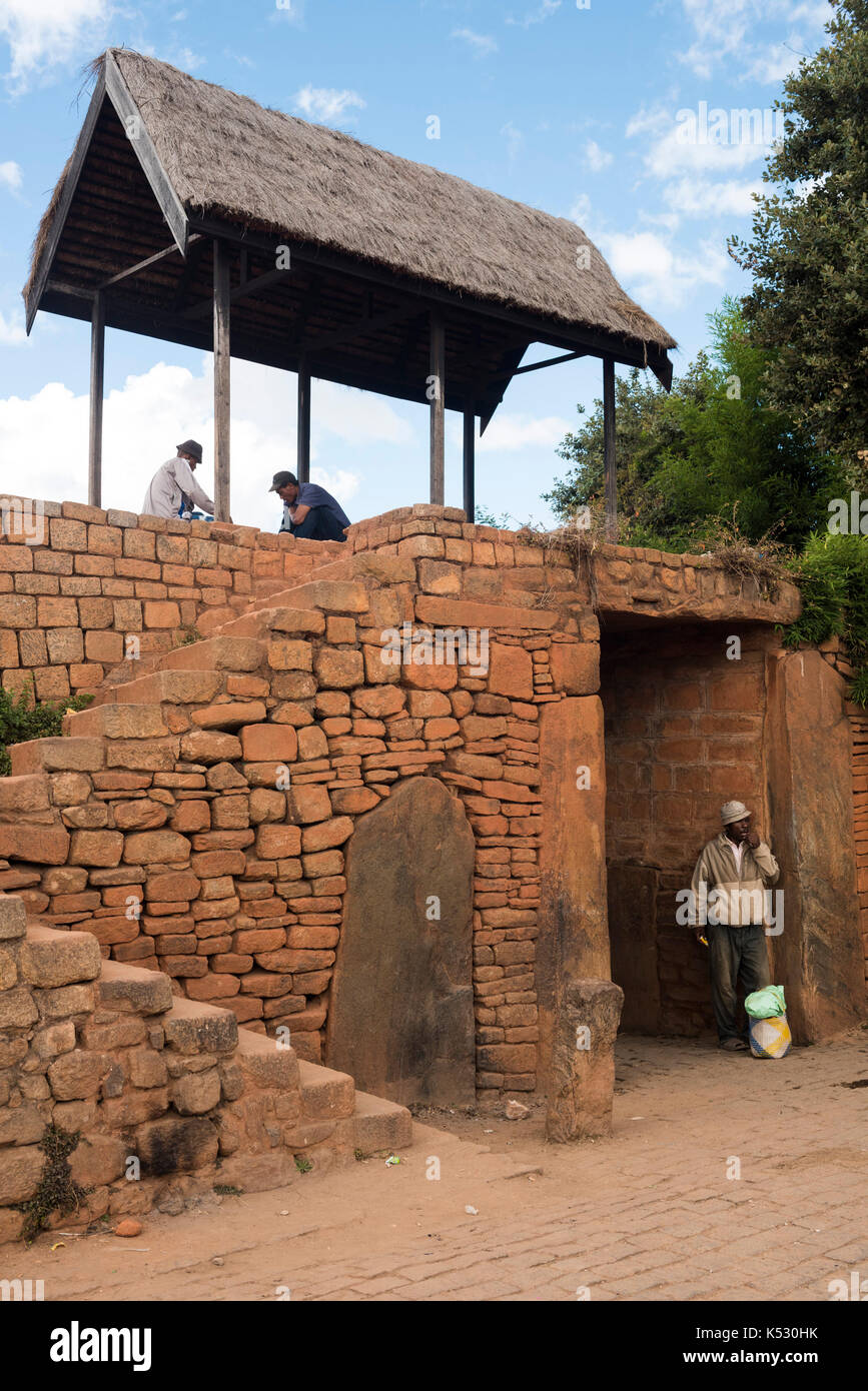 Porta principale di accesso di Ambohimanga collina sacra, Madagascar Foto Stock