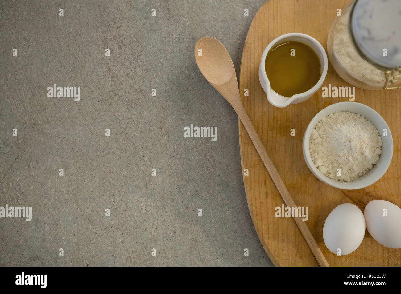 Di farina e olio con uova sul tagliere a tavola Foto Stock