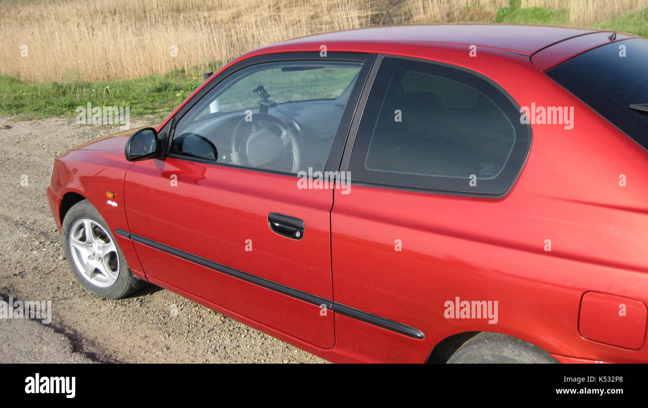 Krasnodar, Russia - marzo 24, 2013: auto Hyundai Accent di seconda generazione in termini di prestazioni di un tre porte coupé. tre cilindri motore diesel. illus Foto Stock