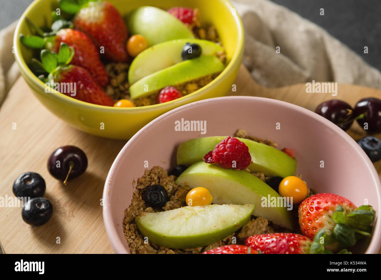 Sovraccarico di cereali per la prima colazione con succhi di frutta sul tagliere Foto Stock