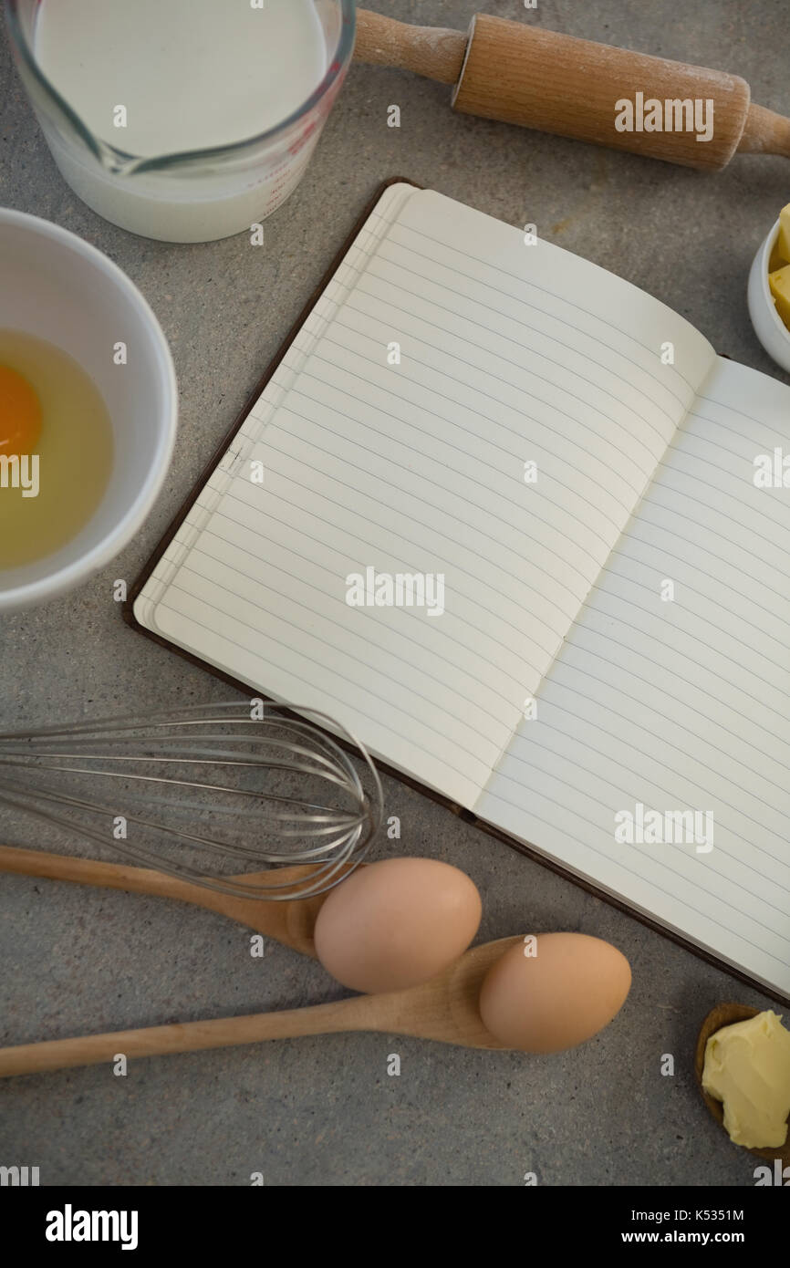 Direttamente sopra il colpo di ingredienti in mezzo a libro aperto sul tavolo Foto Stock