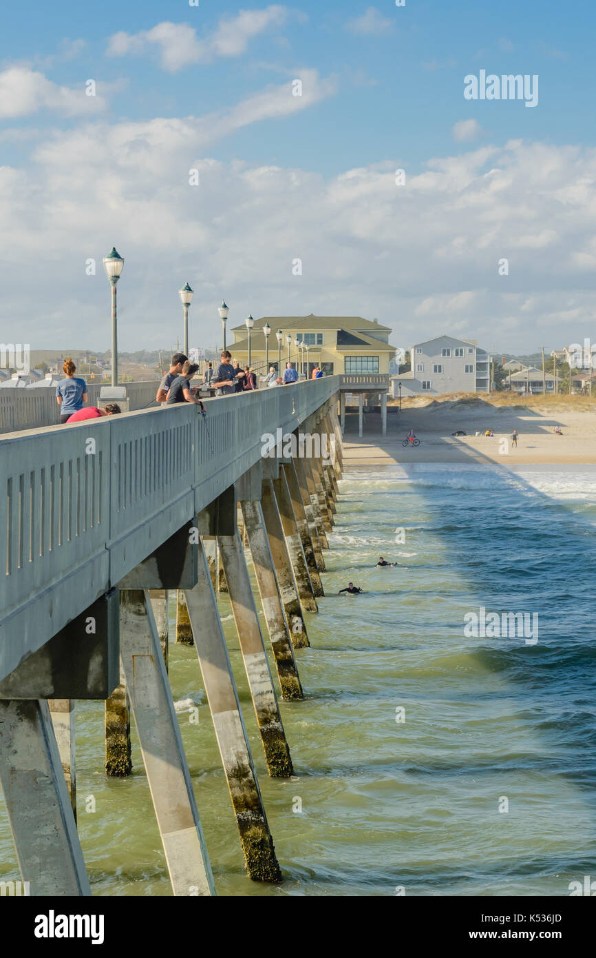 Pescatori e surfisti vicino Wrightsville Pier, NC Foto Stock