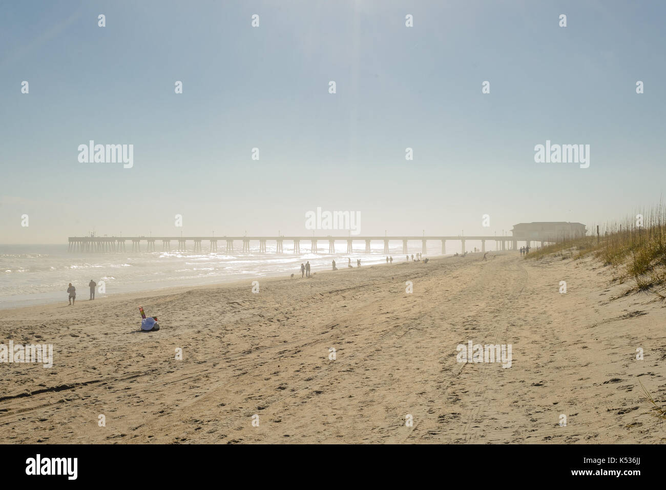 Frequentatori di spiaggia vicino a Wrightsville Pier, Wrightsville Beach, NC Foto Stock