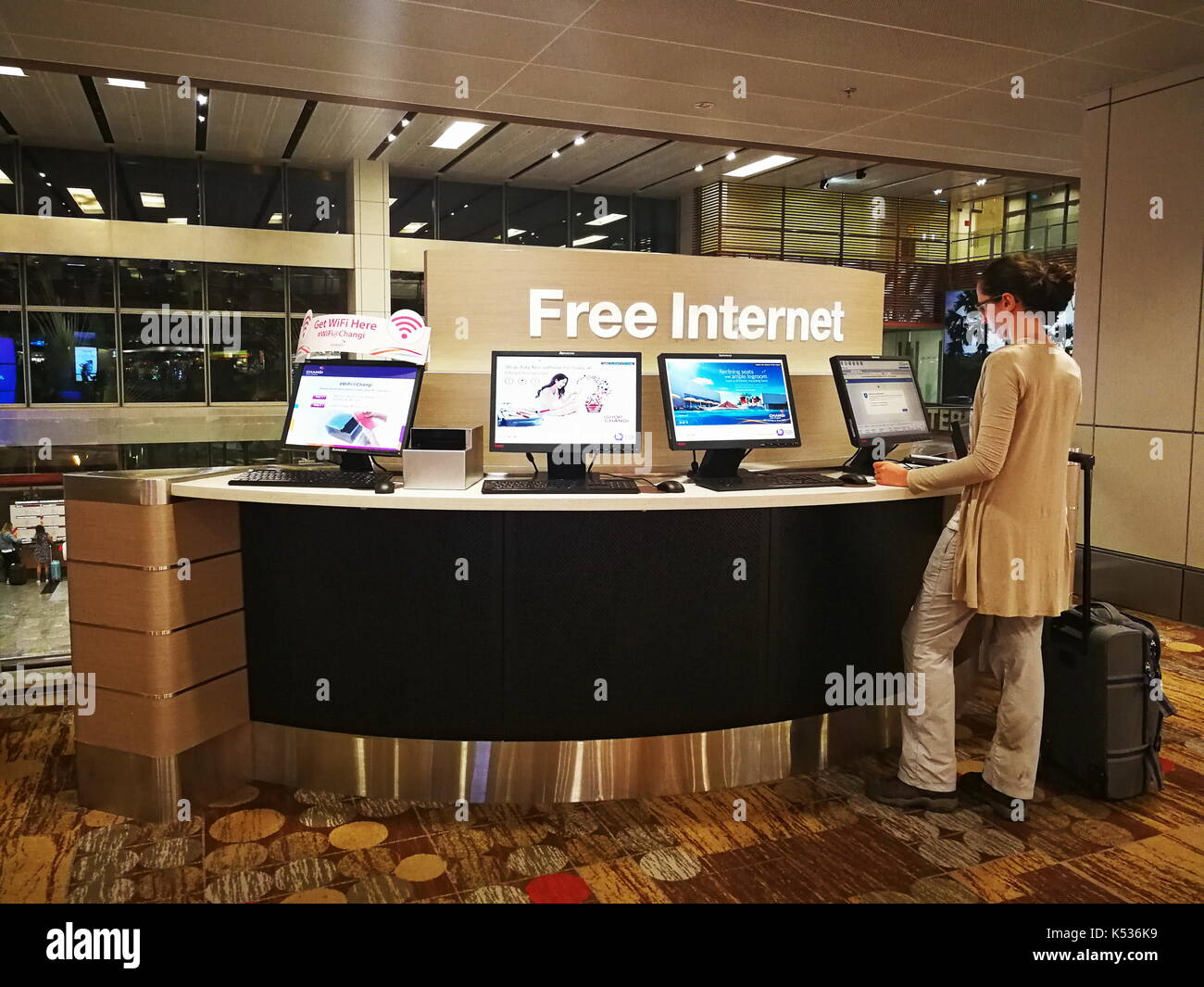 Free internet terminali disponibili per uso da parte di attesa o di passeggeri in transito collocate in posizioni strategiche intorno all'Aeroporto Changi di Singapore Foto Stock