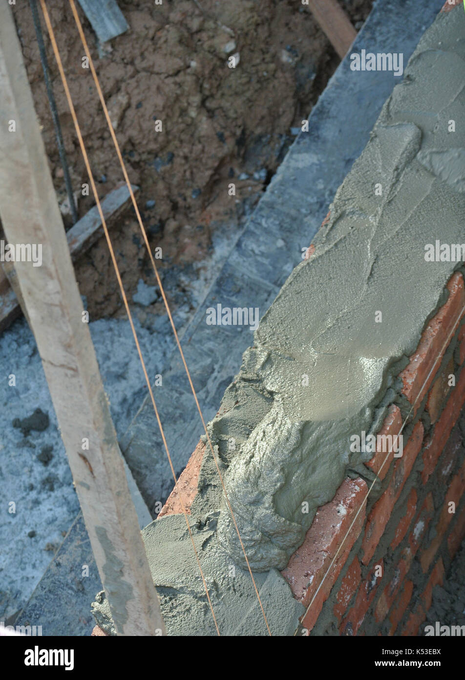 Selangor, Malaysia - gennaio 15, 2017: muratore laici mattoni di argilla blocco e impilata insieme con malta di cemento per formare pareti in corrispondenza della costruzione Foto Stock