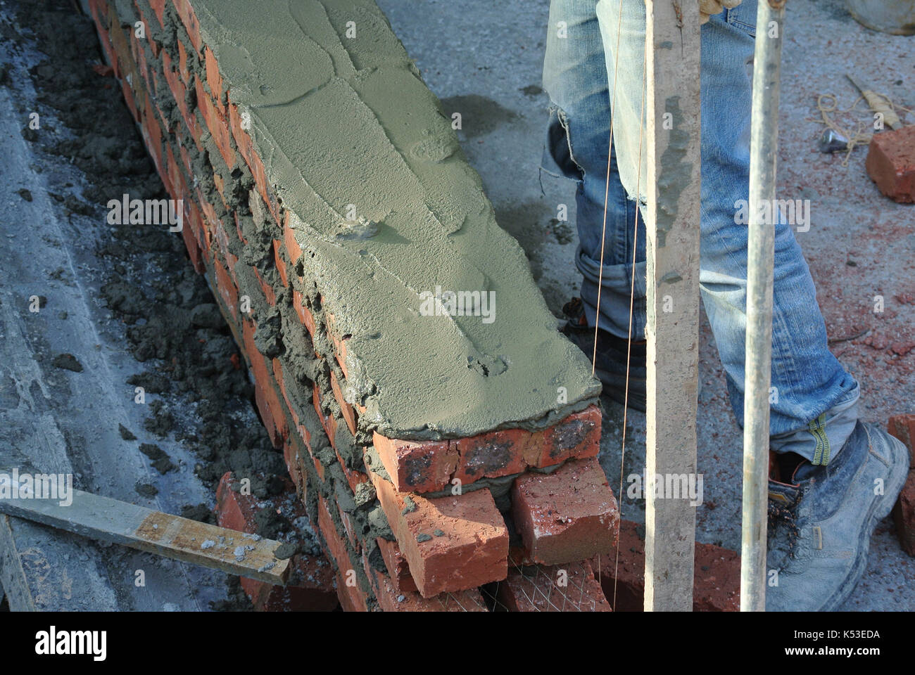 Selangor, Malaysia - gennaio 15, 2017: muratore laici mattoni di argilla blocco e impilata insieme con malta di cemento per formare pareti in corrispondenza della costruzione Foto Stock