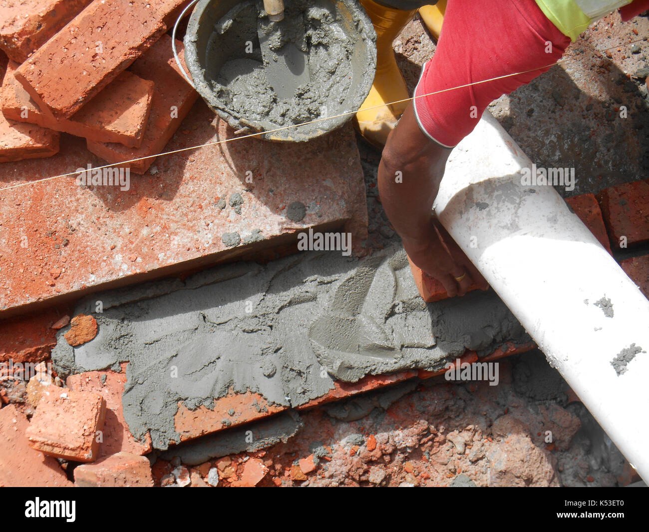 Selangor, Malaysia - gennaio 15, 2017: muratore laici mattoni di argilla blocco e impilata insieme con malta di cemento per formare pareti in corrispondenza della costruzione Foto Stock
