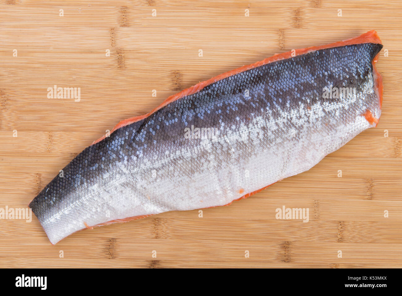 Salmone congelato, filetto di pesce isolato sul pannello di legno Foto  stock - Alamy