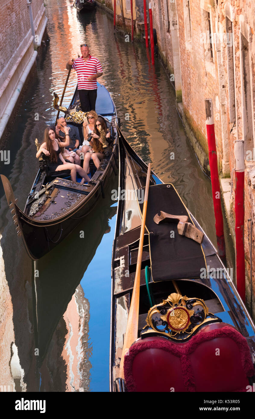 Gondole velo i canali di Venezia, Italia Foto Stock