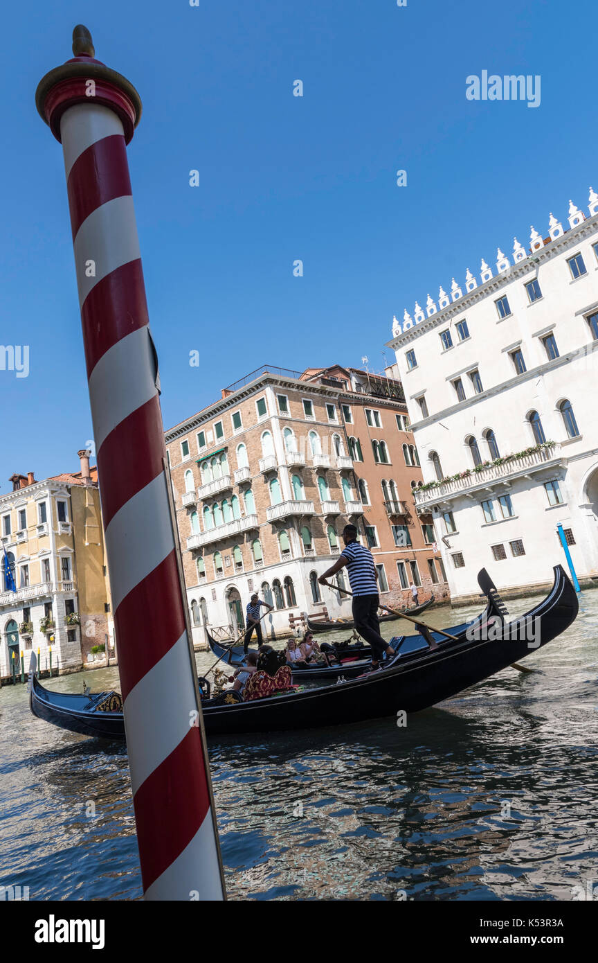 Le gondole del Canal Grande di Venezia, Italia Foto Stock